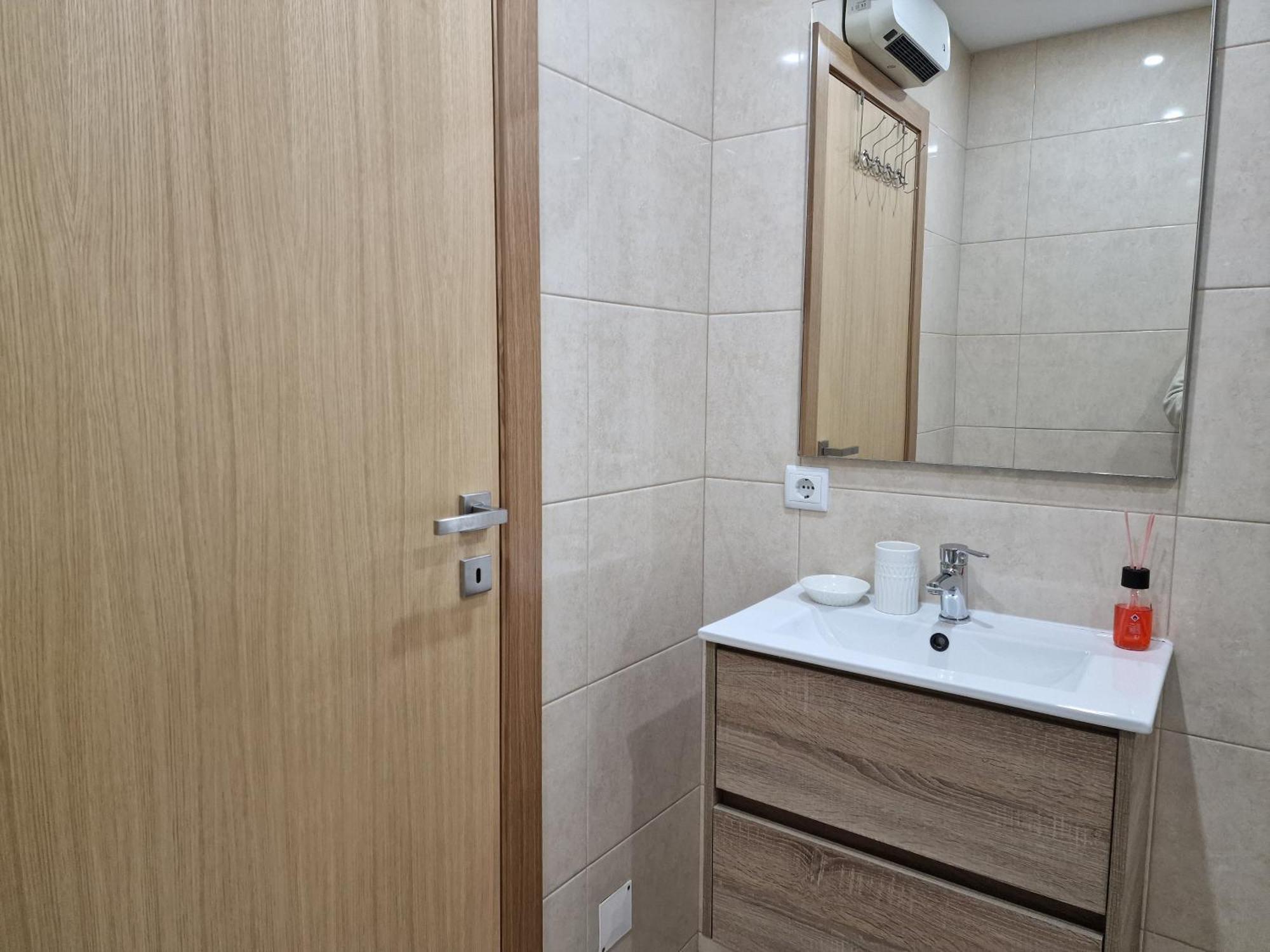 Apartment Cozy With Terrace, Air Cond, Free Parking, By With Lda